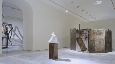 Vista de sala de la exposición. Louise Bourgeois. Memoria y arquitectura, 1999