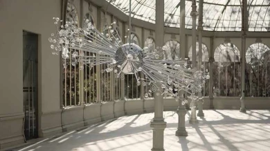 Vista de sala de la exposición. Josiah McElheny. Espacio para un universo isla, 2009
