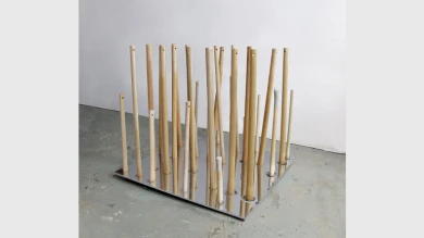 Juan Luis Moraza. Endscape (oppenheimereinstein), 2013. Aluminio pulido, madera. Colección del autor