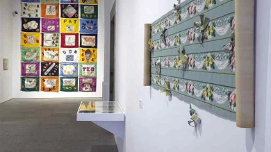 Vista de sala de la exposición Ree Morton. Sé un lugar, sitúa una imagen, imagina un poema, 2015
