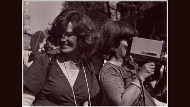 Micha Dell-Prane, Delphine Seyrig and Ioana Wieder holding a camera during a demonstration, 1976. Fotografía en blanco y negro. Cortesía del Centre audiovisuel Simone de Beauvoir