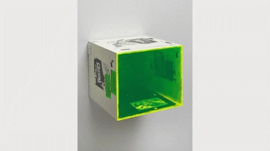 Henrik Olesen. Naked Lunch Box, 2018. Serigrafía sobre madera, acrílico, laca, impresión de tinta sobre papel, plexiglás, 37 x 44 x 44 cm. Fotografía: Jens Ziehe