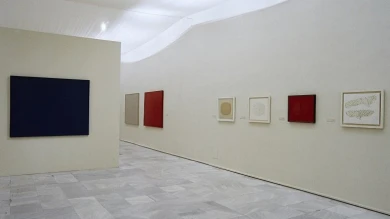 Vista de sala de la exposición. Gerardo Rueda. Retrospectiva, 1941-1996, 2001