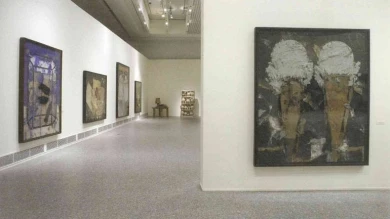 Vista de sala de la exposición Manolo Valdés (1981-2006), 2006