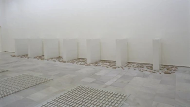 Vista de sala de la exposición. Versiones del Sur: Cinco propuestas en torno al arte en América. Más allá del documento, 2000