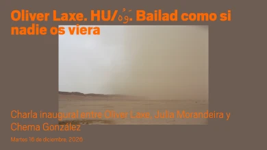 El vídeo recoge la charla inaugural celebrada el 16 de diciembre de 2025 con motivo de la presentación de la instalación HU/هُوَ. Bailad como si nadie os viera de Oliver Laxe (1982), concebida específicamente para el Espacio 1 del Museo Reina Sofía. Se trata de una propuesta en la que la búsqueda de trascendencia surge a través de cuerpos que bailan, arquitecturas sagradas y paisajes sometidos a fuerzas elementales y cosmológicas. La conversación entre el cineasta y el equipo curatorial de la exposición, fo