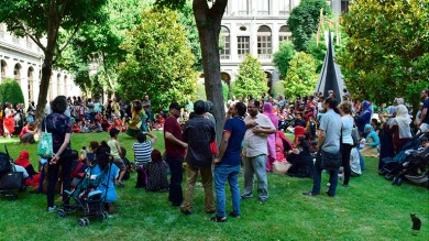 Un grupo de gente en el jardín del Museo durante el Picnic del Barrio.