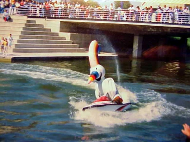 Curro por el Lago de España en moto, Sevilla, Expo 92