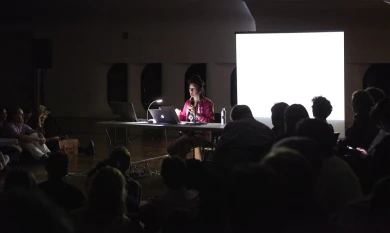 Hito Steyerl durante la conferencia performativa  Explosión de ojos. Museo Reina Sofía, 18 de noviembre de 2015