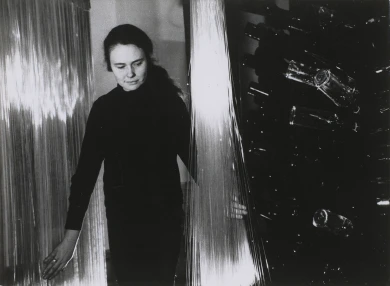 Annea Lockwood durante "The Glass Concert", 1967-1970. Cortesía de la artista
