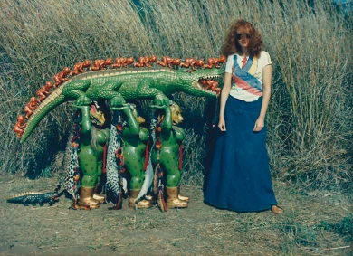 Margarita Azurdia con la serie Homenaje a Guatemala, ca. 1970. Fotografía: Carlos Fanjul