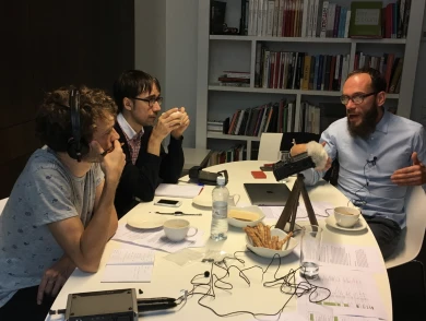 Personas trabajando en la Radio