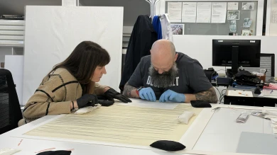 Juan Antonio Sáez y María Sierra preparando una obra para su enmarcado