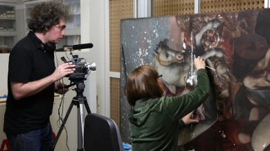 Marcelo Expósito filmando en el taller de Restauración