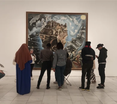 Varias personas mirando el cuadro Un mundo de Ángeles Santos en el Museo Reina Sofía