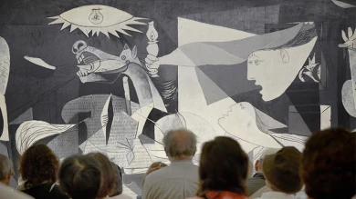 Varias personas mirando el cuadro Guernica, de Pablo Picasso