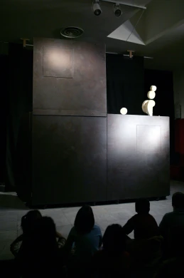 Representación teatral Juegos de abstracción. Museo Reina Sofía, 2005.