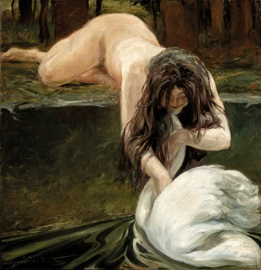 Una mujer desnuda con cabello largo y oscuro se inclina sobre un cisne blanco en un entorno natural.