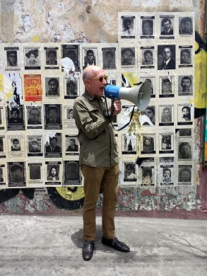 El curador Gerardo Mosquera durante una visita guiada en la 21ª Bienal de Arte Paiz (2018) de Ciudad de Guatemala, de la que fue cocomisario. (CC) pvt