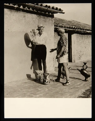 Pablo Picasso y Jacques Prévert con unas cerámicas del artista malagueño, s. f. Archivo Adriano del Valle. Biblioteca y Centro de Documentación del Museo Reina Sofía