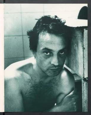 Fotografía de Jordi Benito en Jordi Benito: les portes de Linares. Fundació Privada d'Art Contemporani Tous-De Pedro, Barcelona, 1989. Archivo Eduard Olivella / Jordi Benito. Biblioteca y Centro de Documentación del Museo Reina Sofía