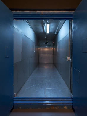 Anna Papaeti y Nektarios Pappas, The Dark Side of the Tune (instalación), Hypnos Exhibition (Onassis Cultural Centre, Atenas, 2016) © Panos Kokkinias