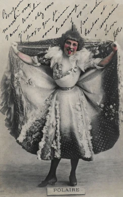 Polaire sacando la lengua